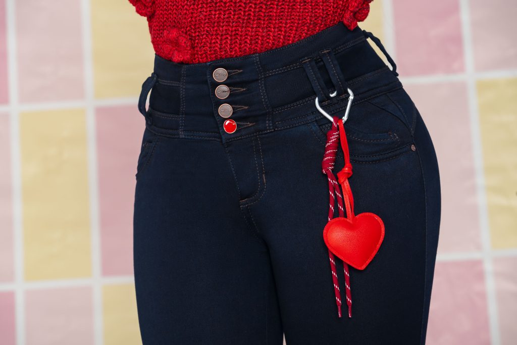 Jean Skinny Bota Tubo Push Up Seven 7 Azul Oscuro Dirty Pardo con Accesorio Corazón, vista posterior